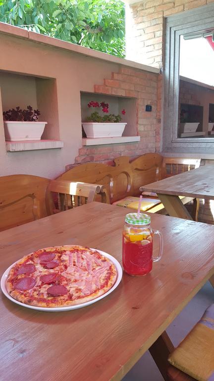 Clock Cafe Pizzéria és Panzió Hajdúszoboszló Extérieur photo