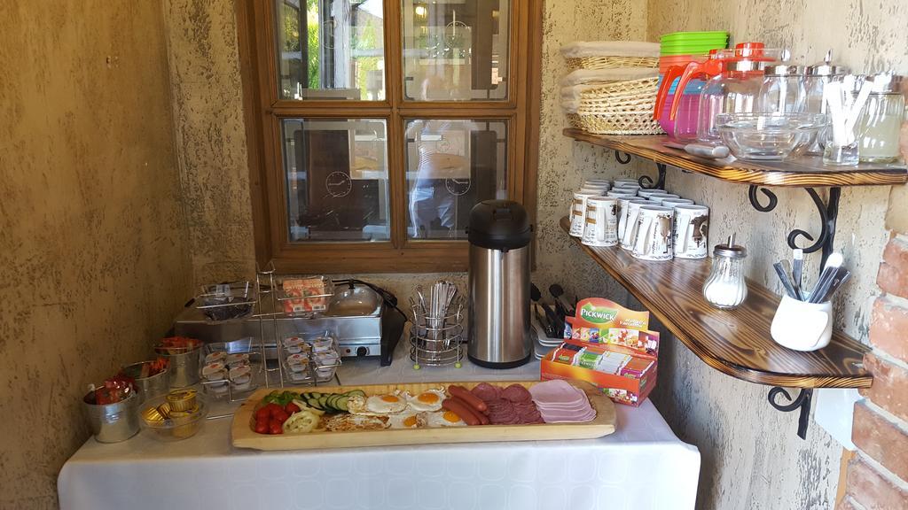 Clock Cafe Pizzéria és Panzió Hajdúszoboszló Extérieur photo
