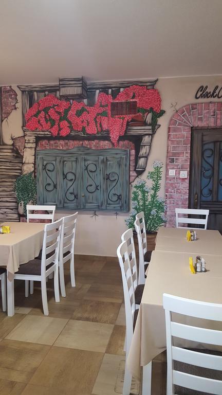Clock Cafe Pizzéria és Panzió Hajdúszoboszló Extérieur photo