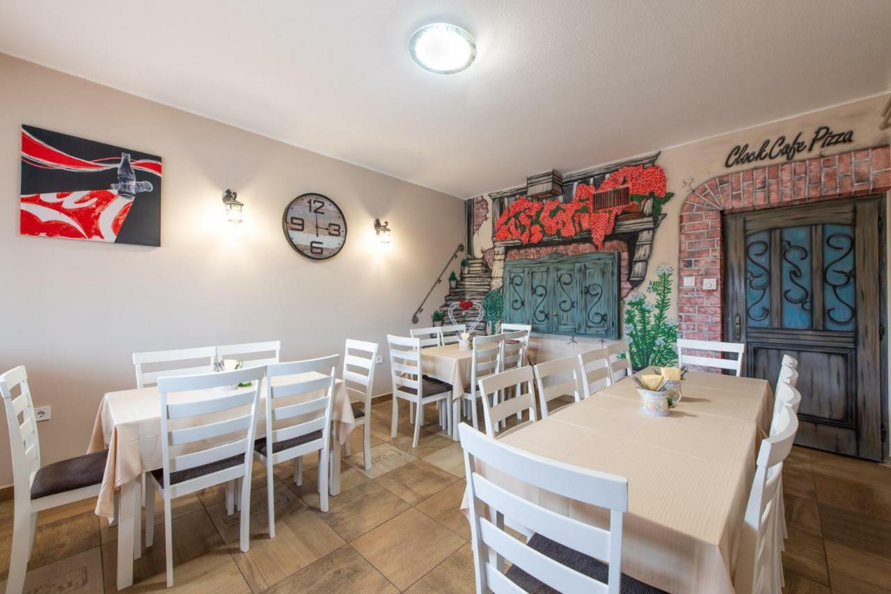 Clock Cafe Pizzéria és Panzió Hajdúszoboszló Extérieur photo