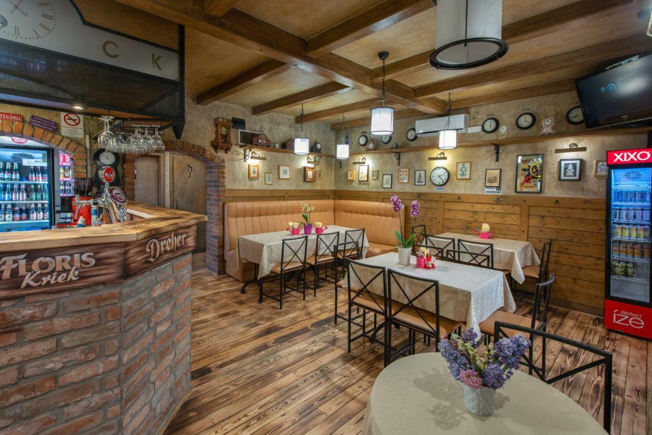 Clock Cafe Pizzéria és Panzió Hajdúszoboszló Extérieur photo