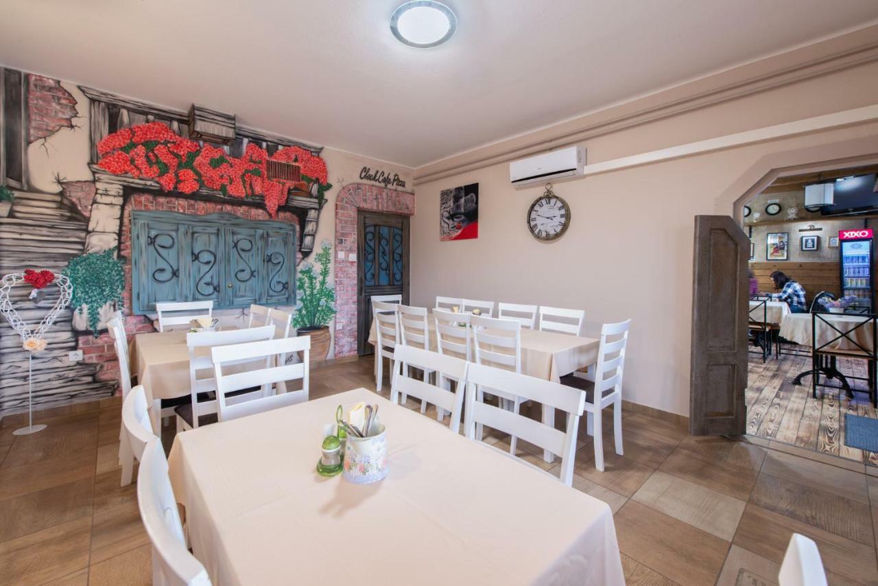 Clock Cafe Pizzéria és Panzió Hajdúszoboszló Extérieur photo
