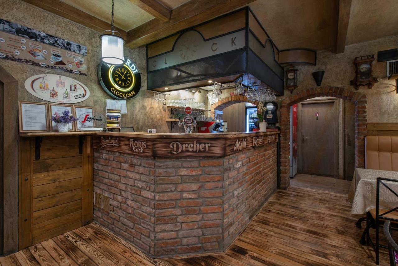 Clock Cafe Pizzéria és Panzió Hajdúszoboszló Extérieur photo