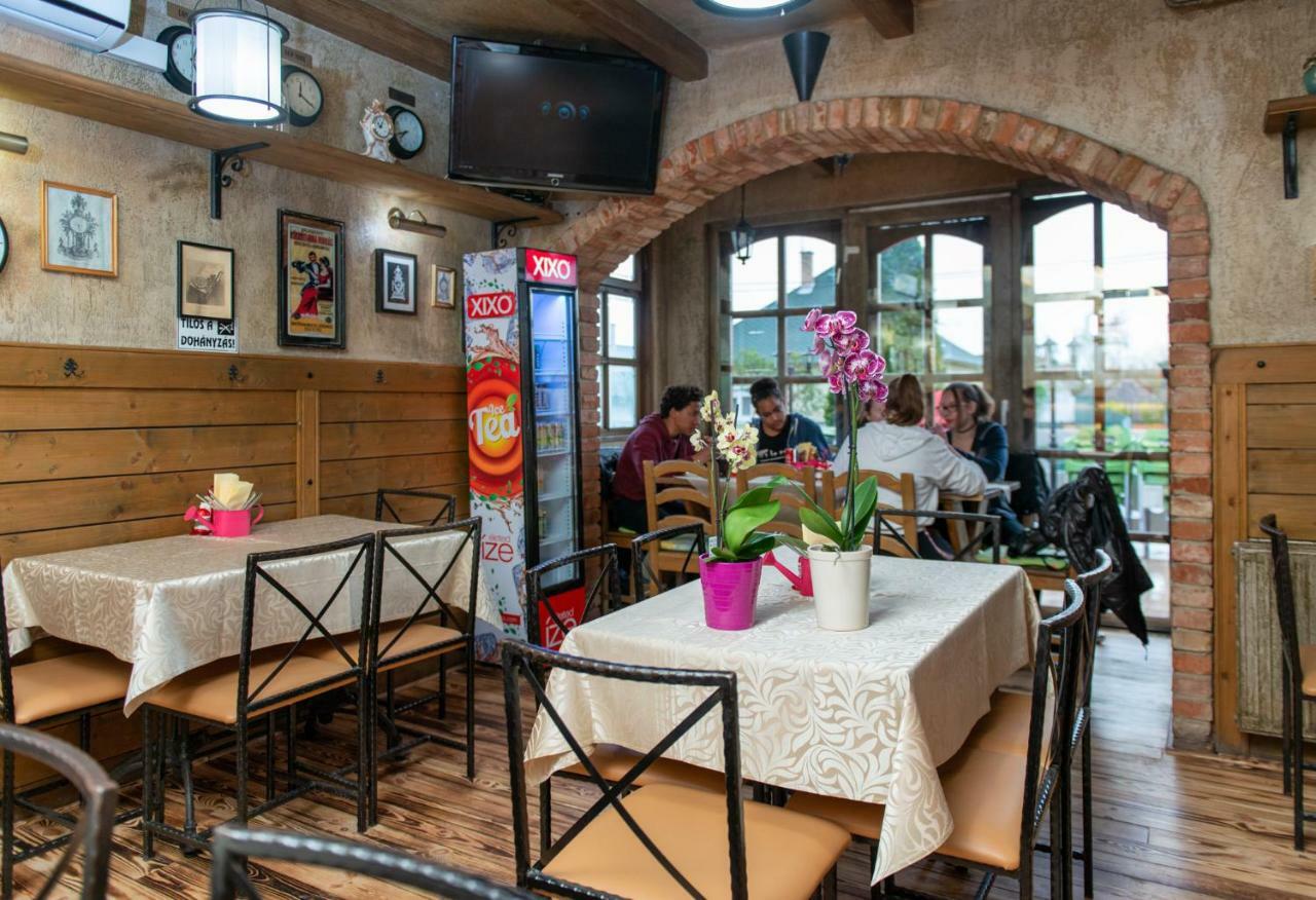 Clock Cafe Pizzéria és Panzió Hajdúszoboszló Extérieur photo